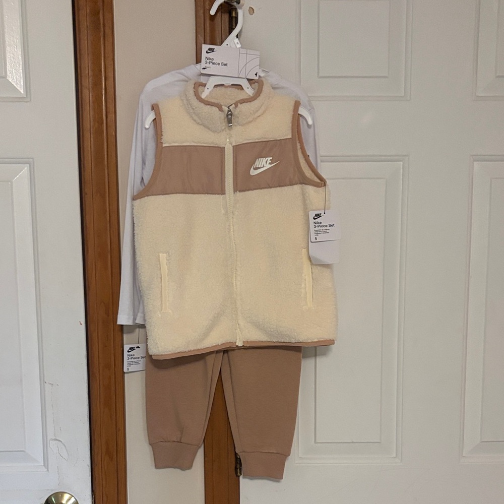 Nike Beige and White Fleece Vest Set boys size small (4-5years old)